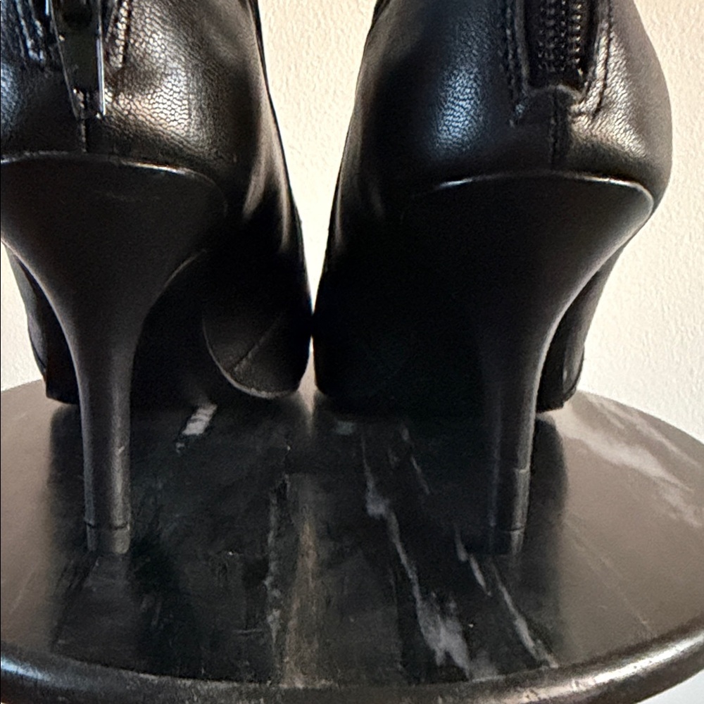 Nine West- Elegant Black Women's Open-Toe Black Leather Bootie Heels Size 6.5 - Picture 4 of 6
